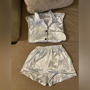 Only wore once

Matching pajama set